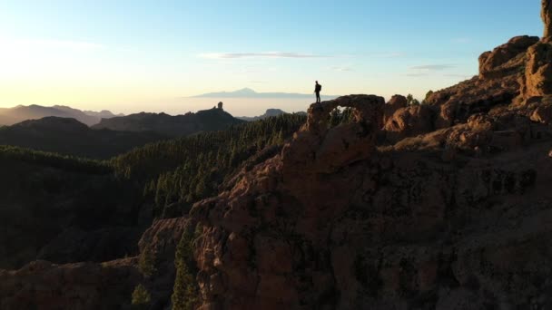 Homme regardant le paysage montagneux dramatique — Video