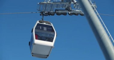 Kış boyunca Vadide Kablo Araba ve Kayak Tesisi