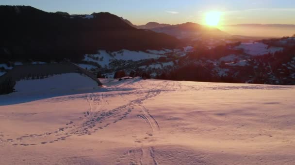 Lélegzetelállító táj a hegyi erdőkben napfelkeltekor — Stock videók