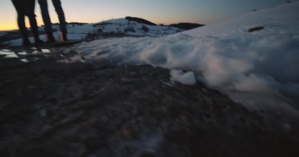 Pareja en la cima de la montaña disfrutando de la vista panorámica de la montaña — Vídeo de stock