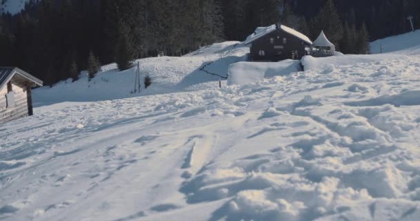 Uitzicht op de besneeuwde bergen, bomen en hutten — Stockvideo