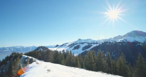 Drone shot van majestueuze bergen en meer tijdens de winter — Stockvideo