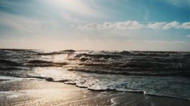 Deniz Dalgaları Kumsalda Yuvarlanıyor