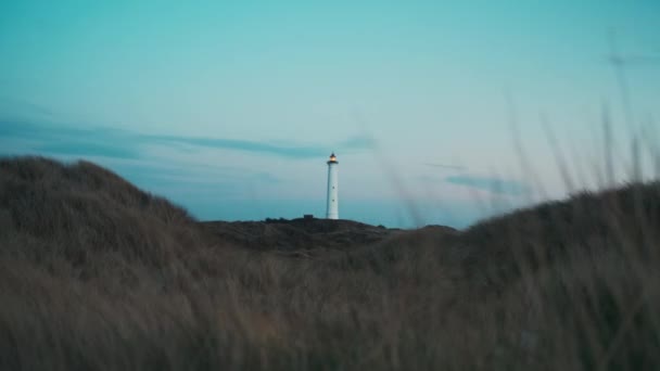 Leuchtturm in Jütland unter blauem Himmel — Stockvideo