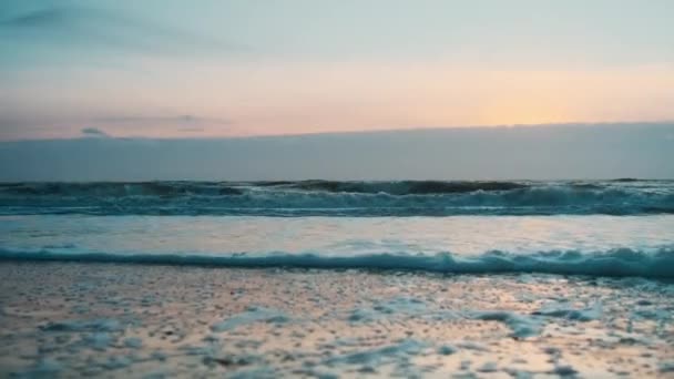 Ondas marinas en la orilla al atardecer — Vídeos de Stock