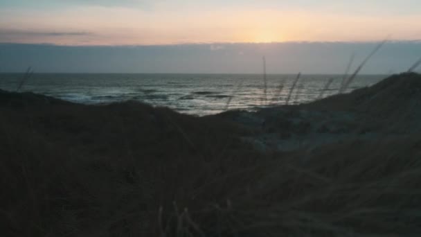 Puesta de sol sobre el mar y arena playa — Vídeos de Stock