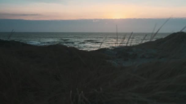 Zonsondergang boven zee en zandstrand — Stockvideo