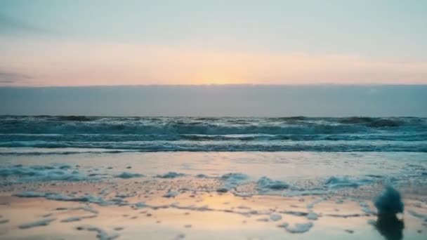 Κύματα στην ακτή στο ηλιοβασίλεμα — Αρχείο Βίντεο