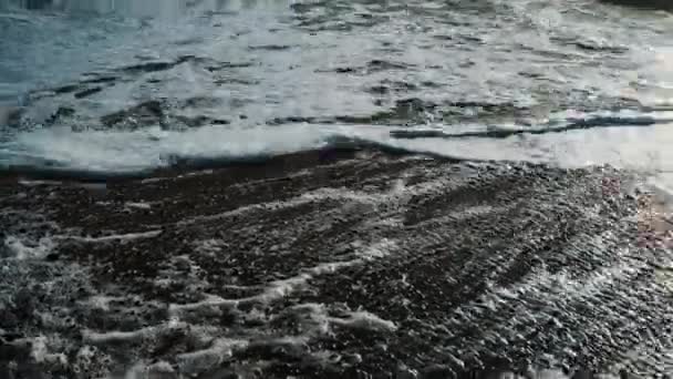 Solbelysta vågor på stranden på Jylland — Stockvideo