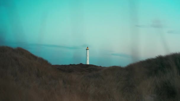 Világítótorony a kék ég alatt Jutlandon — Stock videók