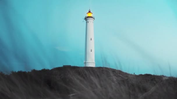 Jutland vuurtoren onder de blauwe lucht — Stockvideo