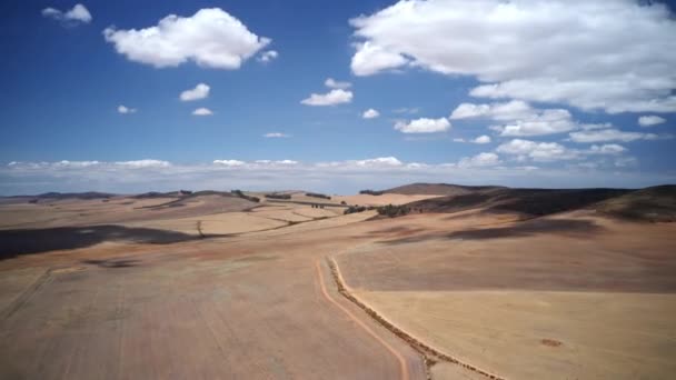 Disparo aéreo con nubes y sus sombras en los campos marrones — Vídeo de stock