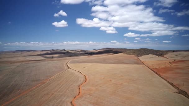 Nubes rodando en el cielo y sombras proyectadas en el vasto horizonte — Vídeos de Stock