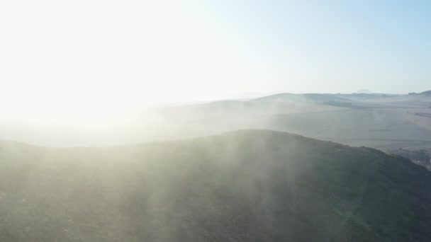 Vista del valle con árboles y siluetas de montaña en el fondo — Vídeos de Stock