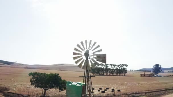 Veleta de viento junto al campo en África — Vídeos de Stock
