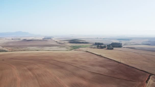 Drone Shot of Farming Lands y silueta de montaña en el campo — Vídeos de Stock