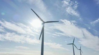 Rüzgâr Türbinleri Mavi Gökyüzüne Karşı Dönüyor