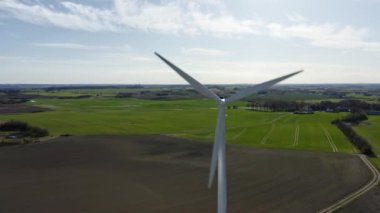 Rüzgar Türbinlerinin Tarlaları Üzerine İHA