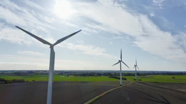 Vol de drone d'éoliennes dans le champ — Video