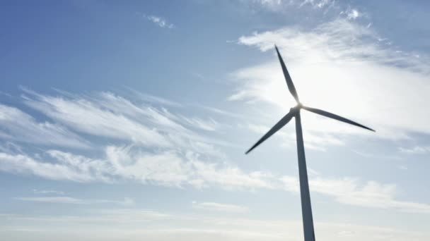Větrné turbíny rotující proti zářícímu slunci — Stock video