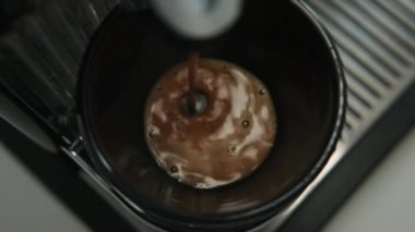 Kahveyle dolduruluyor.