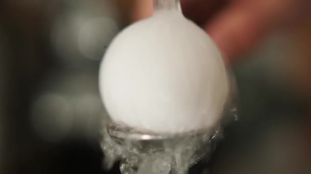 Huevo bajo el agua de grifo de cocina — Vídeos de Stock