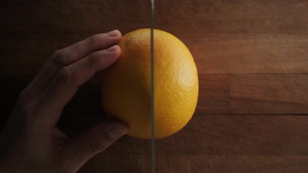 Hand hält Grapefruit zum Schneiden — Stockvideo