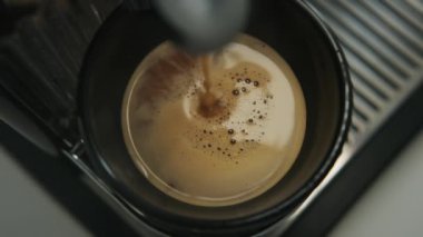 Taze kahveyle doldurulmuş makine.