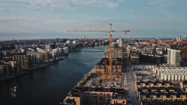 Residentiële en bedrijfsgebouwen bij de brug in Denemarken — Stockvideo