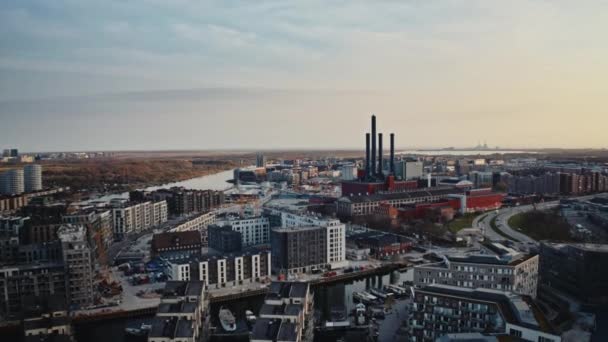 Architektonické stavby, vysoké budovy a čisté nebe v Kodani — Stock video