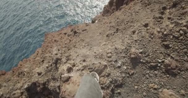 Persoon die langs Cliff Edge loopt — Stockvideo