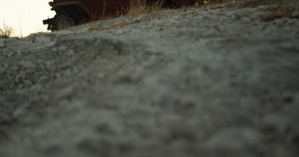 Jeep estacionado na praia iluminada pelo sol — Vídeo de Stock