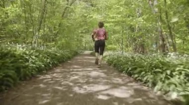 Ormanda Koşan Kadın Soluklanmak İçin Duruyor