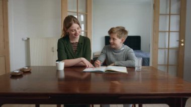 Sorumlu Rahibe Masa 'nın açık çalışma kağıdıyla kardeşini evde okutuyor.