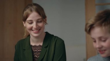 Çilli güzel bir kadının kardeşini evde okutmaya odaklanması.