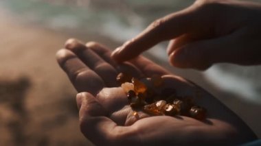 Bir Avuç dolusu Güzel Amber Taşı Bir Adamın Uzanmış Avucunda Oturuyor