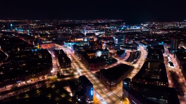 Drone volo di notte sul traffico cittadino — Video Stock