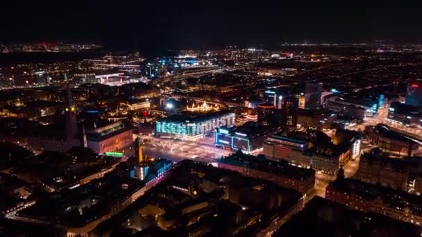 Drohnenflug in der Nacht über Industriegebäuden — Stockvideo