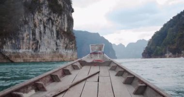 Tayland 'daki Chew Lan Gölü boyunca tekne gezisi ve Dağlık Arka plan