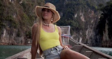 Sarışın Modeli Tekne Turu sırasında Gölün Manzarasının keyfini çıkarırken Gülümsüyor