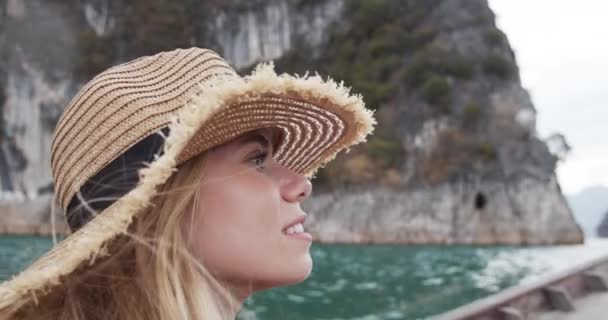 Krásná žena v lodi těší přírodní scenérie v Thajsku — Stock video