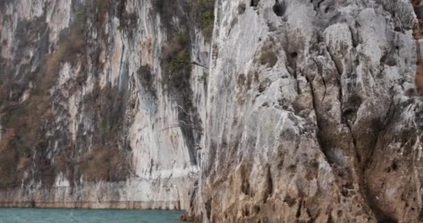 Orbite autour de la falaise entourée par le lac Chew Lan en Thaïlande 