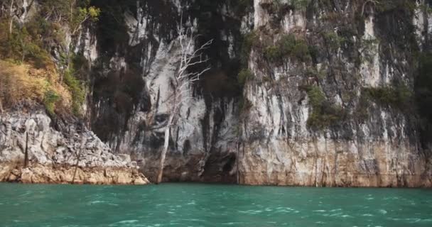 Panoramablick auf Klippen und Felsen mit dem See im Vordergrund — Stockvideo