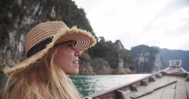 Mujer admirando el paisaje natural alrededor del lago en Tailandia durante el paseo en barco — Vídeo de stock