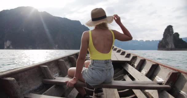 Modelo femenino en un paseo en barco con la luz del sol y hermosa escena junto al lago — Vídeos de Stock