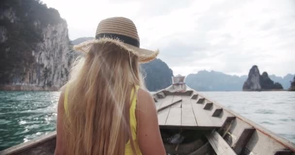 Medio cuerpo disparo de caucásico chica montando un barco a lo largo de masticar lan lago — Vídeo de stock