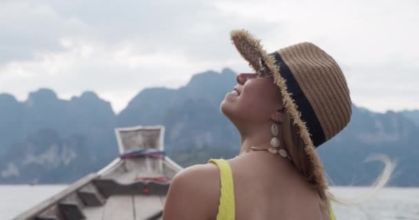 Hermosa mujer admirando el impresionante paisaje y el lago en Tailandia — Vídeo de stock