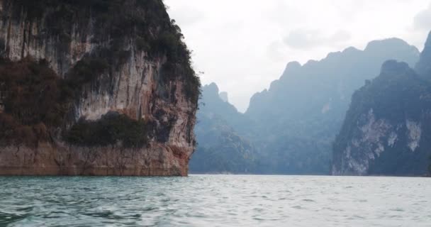 Vista de las montañas cerca y lejos y las aguas tranquilas del lago en Tailandia — Vídeo de stock