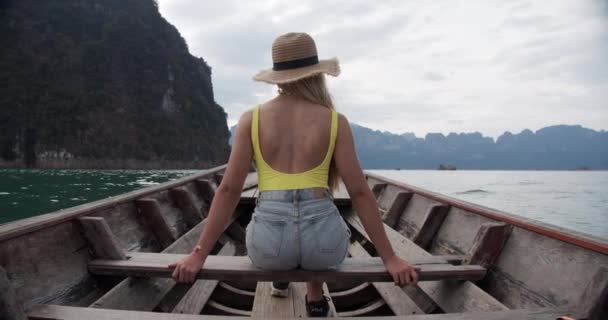 Εστιασμένη Shot of Woman Sitting on Boat Απολαμβάνοντας το ταξίδι από τις λίμνες στην Ταϊλάνδη — Αρχείο Βίντεο