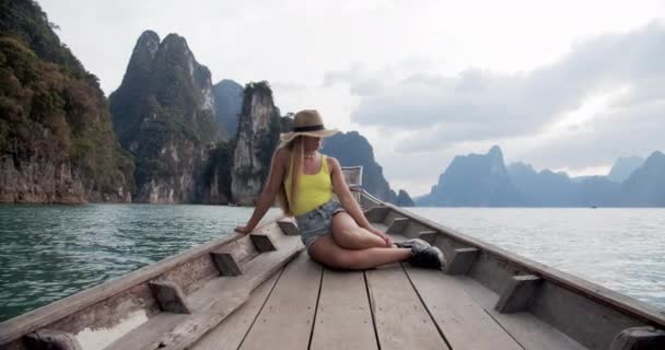 Modelo Posando por um barco em movimento no lago na Tailândia — Vídeo de Stock